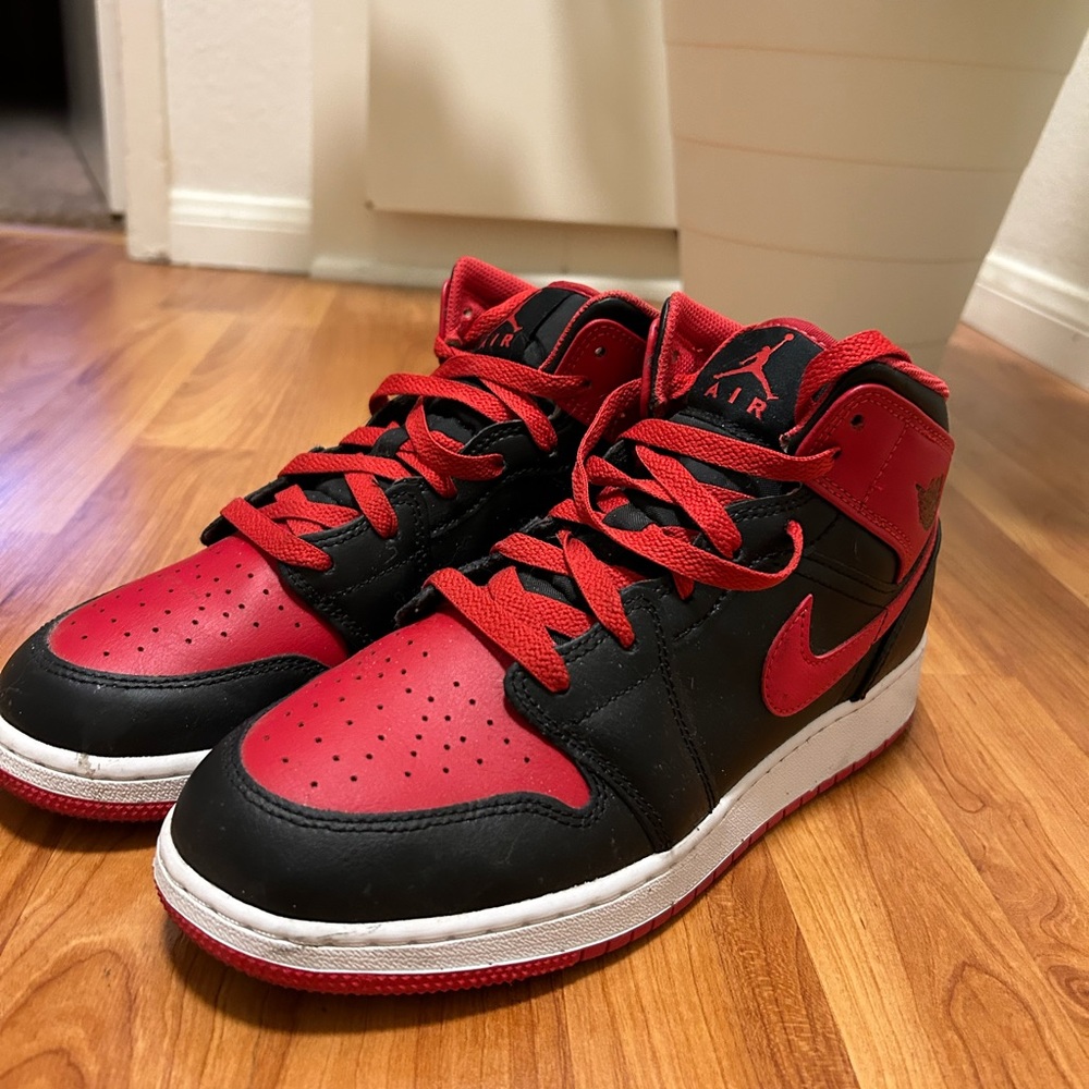 size 7 air jordans only wore 2 black x red